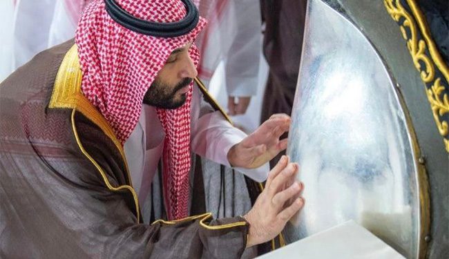 شہزادہ محمد بن سلمان نے خانہ کعبہ کی غسل کی تقریب میں حصہ لیا