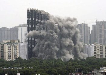 آخرکارعدالت عظمیٰ کے حکم پر ٹوئن ٹاور کو منہدم کردیا گیا