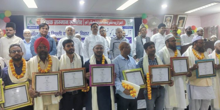 یوم اساتذہ کے موقع پرآل انڈیاملی کونسل کے ذریعہ پٹنہ میں ٹیچرس توصیفی سندد سے سرفراز