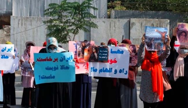 کابل میں ایرانی سفارت خانہ کے سامنے افغان خواتین کا احتجاج