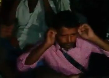 یوپی میں سڑک کے کنارے نمازپڑھنے والے زائرین کی سرعام تذلیل