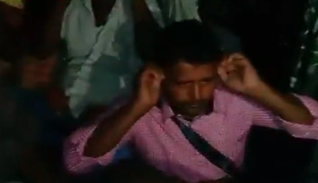 یوپی میں سڑک کے کنارے نمازپڑھنے والے زائرین کی سرعام تذلیل