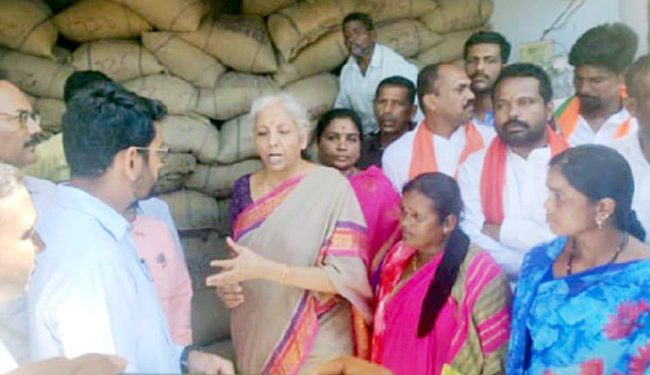 راشن دکان میں مودی کی تصویر نہ ہونے پر سیتا رمن کی برہمی