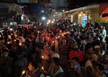 شوپیان میں قتل کے خلاف کینڈل مارچ