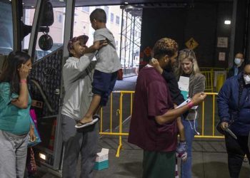 تارکین کی بڑھتی تعداد کے درمیان نیویارک میں ایمرجنسی نافذ