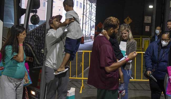 تارکین کی بڑھتی تعداد کے درمیان نیویارک میں ایمرجنسی نافذ