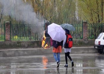 کشمیر کے سیاحتی مقامات پر برف باری