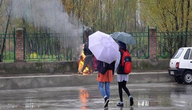 کشمیر کے سیاحتی مقامات پر برف باری