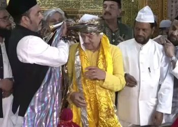 دیوالی کے موقع پر آر ایس ایس لیڈر کی درگاہ حضرت نظام الدین پر حاضری