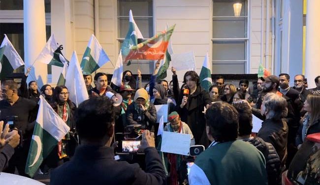 عمران خان سمیت 100 پی ٹی آئی رہنماؤں پردہشت گردی کا مقدمہ