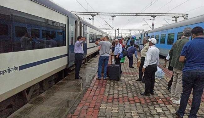 وندے بھارت میں خرابی، مسافردوسری ٹرین سے منزل پرپہنچے