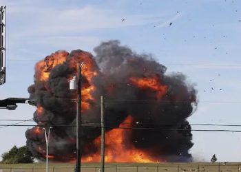 امریکہ میں ایئر شو کے دوران دو جنگی طیاروں کی خوفناک ٹکر