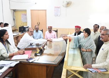 مین پوری کے ضمنی الیکشن کیلئےڈمپل یادو نے پرچہ نامزدگی داخل کیا