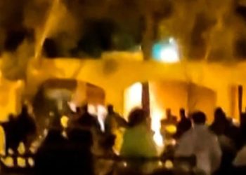 ایران: مظاہرین نے ِآیت اللہ خمینی کے آبائی گھر کو نذر آتش کر دیا