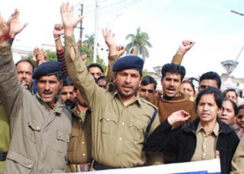 جموں میں ہوم گارڈز کا اپنے مطالبات کے حق میں احتجاج