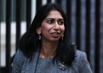 پناہ گزینوں کی برطانیہ آمد کو’حملہ‘ قرار دینے والی وزیر تنقید کی زد میں