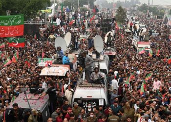 عمران خان پر حملے کےخلاف پی ٹی آئی کارکنان کا سرگرم احتجاج