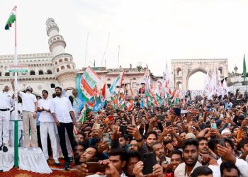 راہل نے چار مینار کے سامنے ترنگا لہرایا