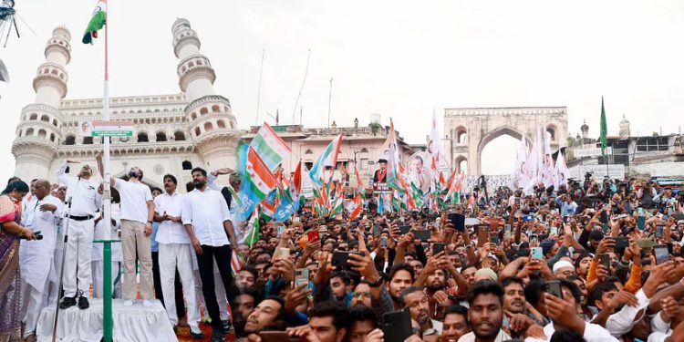 راہل نے چار مینار کے سامنے ترنگا لہرایا