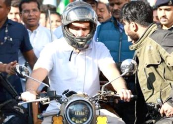 راہل نے یاترا کے دوران موٹر سائیکل چلائی