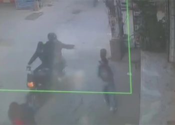 دہلی کے دوارکا میں  لڑکی پر تیزاب پھینکا گیا