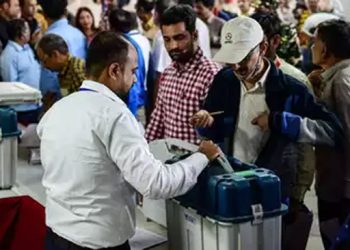 گجرات میں دوسرے مرحلے کی پولنگ کیلئے لگیں قطاریں