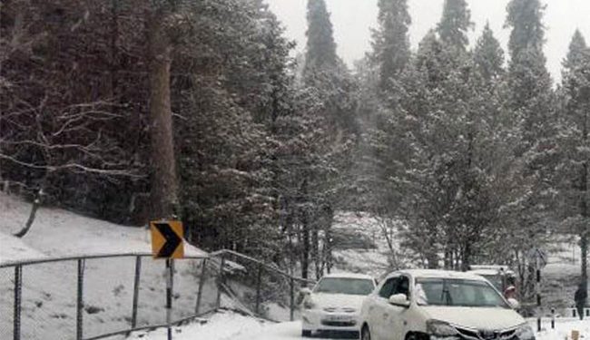 کشمیرمیں تازہ برف باری کے بعد مطلع ابر آلود