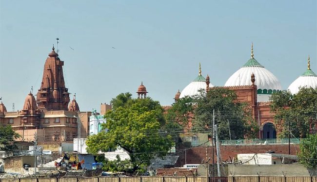 متھرا پولس شاہی مسجد عیدگاہ میں ہنومان چالیسہ کا پاٹھ روکنے کے لیے کوشاں