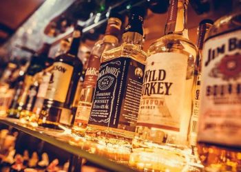 شراب کی دکان کھولنے کے خلاف سری نگر میں احتجاج