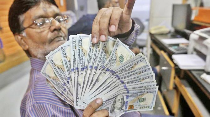 پاکستانی روپے کی قدر میں تاریخی گراوٹ