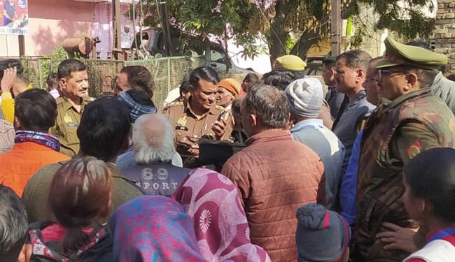 دیوبند:پولس کے خلاف گاوں والوں کااحتجاج