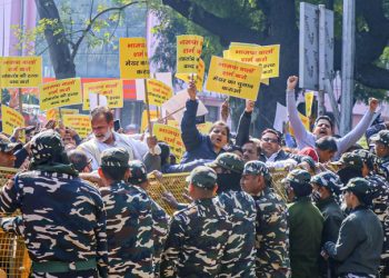 عام آدمی پارٹی نے بی جے پی کے دفتر کا گھیراؤ کیا