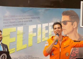 اکشے نے بنایا سیلفی لینے کا عالمی ریکارڈ