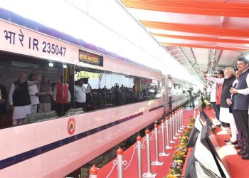 مودی نے دو وندے بھارت ٹرینوں کو دکھائی ہری جھنڈی