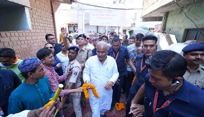 عید کی خوشی میں شامل ہونے ادریس گاندھی کے گھر پہونچے وزیراعلیٰ بھوپیش بگھیل