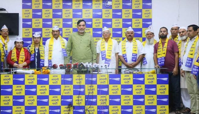 کانگریس لیڈر ڈاکٹر امرپال جوشی اور سماجی کارکن سنیتا دیوی عام آدمی پارٹی میں شامل