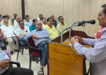 نو جوان صحافی اوم پانڈے کی موت پریو پی پریس کلب میں تعزیتی جلسہ