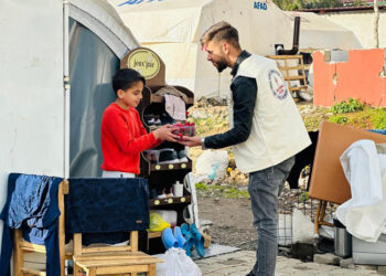 شام اور ترکی کے زلزلہ متاثرین کے درمیان افطار تقسیم