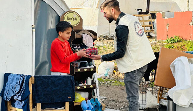 شام اور ترکی کے زلزلہ متاثرین کے درمیان افطار تقسیم