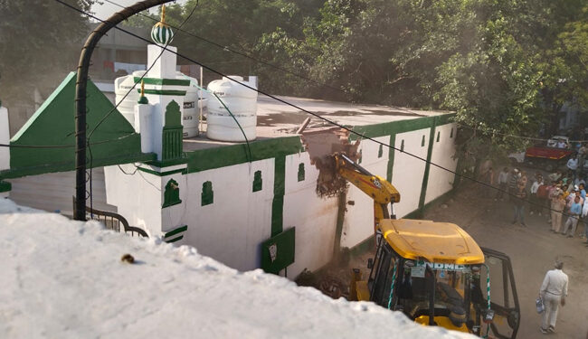 دہلی کے بنگالی مارکیٹ میں واقع مدرسہ تحفیظ القرآن پرچلا بلڈوزر