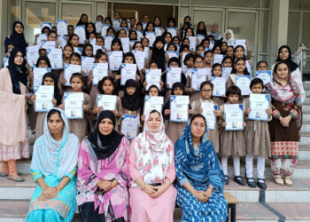 نواز گرلز پبلک اسکول دیوبند کے ذریعہ ننھے روزہ داروں کی عزت افزائی