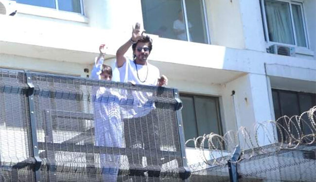 شاہ رخ خان نے عید کے موقع پر مداحوں میں خوشیاں بانٹیں