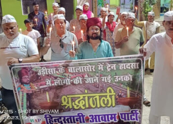 ٹرین حادثہ کے شکارلوگوں کو کینڈل مارچ نکال کر پیش کیاگیا خراج عقیدت