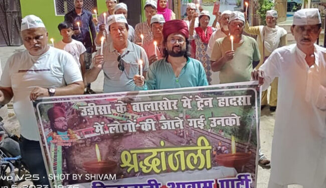 ٹرین حادثہ کے شکارلوگوں کو کینڈل مارچ نکال کر پیش کیاگیا خراج عقیدت