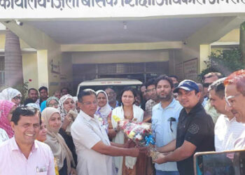 امروہہ:اکھل بھارتیہ اردوشکشک سنگھ نے بی ایس اے ڈاکٹر مونیکا کا استقبال کیا