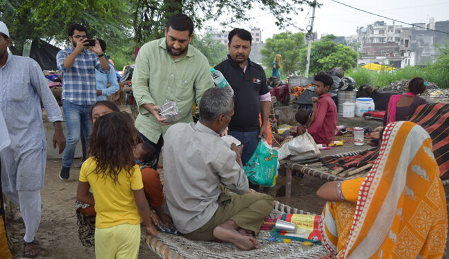 دہلی کے سیلاب متاثرین کے درمیان 800 کھانے کے پیکیٹ اور پانی کی بوتلیں تقسیم