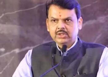 سرکاری اراضی پر قابض ٢لاکھ ٢٠ہزار کاشتکاروں کو مالکانہ حقوق ملیں گے: فڈنویس