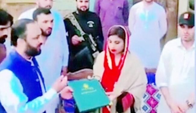 انجو سے فاطمہ بنی خاتون پر پاکستان میں تحفوں کی بارش