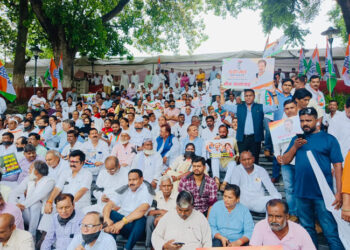 راہل گاندھی کی حمایت میں کانگریس کارکنوں نے کیا ’’مون ستیہ گرہ ‘‘