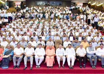 یوپی کے 400 نو منتخب امیدواروں کے درمیان تقرری ناموں کی تقسیم